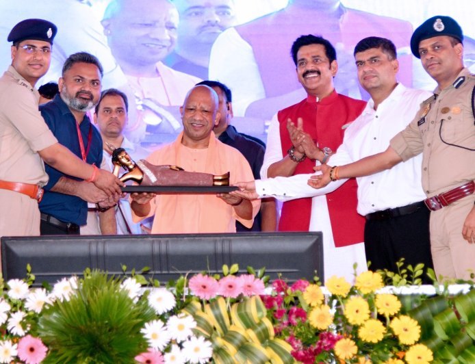 Kushinagar News: कुशीनगर को सीएम योगी ने दी 525 करोड़ की सौगात, विपक्ष पर साधा तीखा निशाना