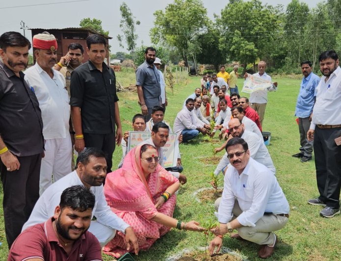 Hardoi News: हरदोई में जिला पंचायत अध्यक्ष प्रेमावती ने किया हनुमान मंदिर का लोकार्पण, परिसर में रोपे पौधे