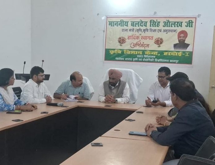 Hardoi News: हरदोई में कृषि राज्य मंत्री बलदेव सिंह औलख ने किया कृषि विज्ञान केंद्र का निरीक्षण, किसानों संग रोपे पौधे
