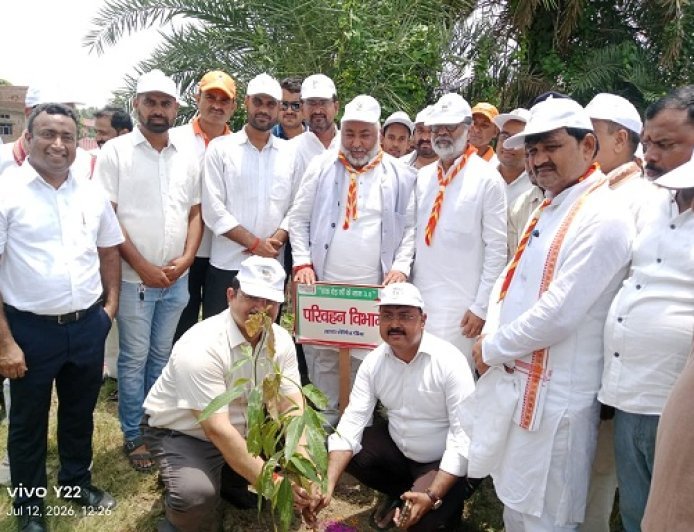Ballia: बलिया में वृक्षारोपण महायज्ञ-2026 का शुभारंभ, परिवहन मंत्री बोले—'एक पेड़ मां के नाम' जरूर लगाएं
