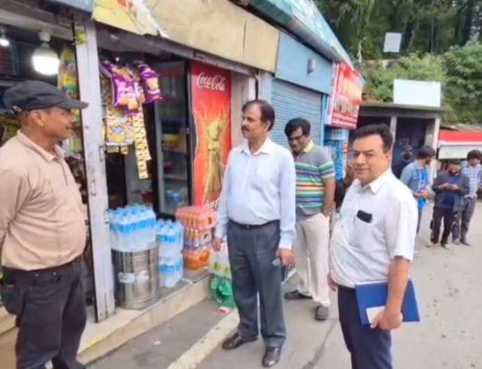 मसूरी में स्मार्ट मीटर पर भ्रांतियां दूर करने घर-घर पहुंचे यूपीसीएल अधिकारी, बीच सड़क खड़े पोलों का मुद्दा भी उठा