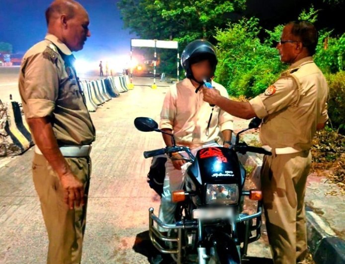सीतापुर में 'ऑपरेशन मीट एंड ग्रीट' का असर: नियमों की अनदेखी पर भारी जुर्माना, शराब पीकर गाड़ी चलाने वालों पर सख्त कार्रवाई