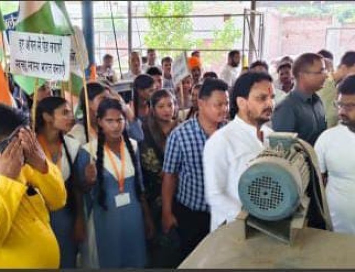 सीतापुर के खैराबाद में स्कूली बच्चों ने सीखा कचरा प्रबंधन का गुर: एमआरएफ सेंटर का किया शैक्षिक भ्रमण, सीखे वैज्ञानिक तरीके