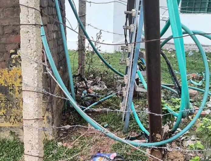 सीतापुर के रहिमाबाद गांव में चार दिनों से बिजली गुल: जर्जर केबल जलने से ग्रामीण परेशान, विभाग ने दिया जल्द बहाली का भरोसा