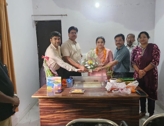 सीतापुर के मछरेहटा में नई खंड शिक्षा अधिकारी सिमी निगार का स्वागत: शिक्षकों से किया संवाद, दिक्कतों को जल्द दूर करने का भरोसा