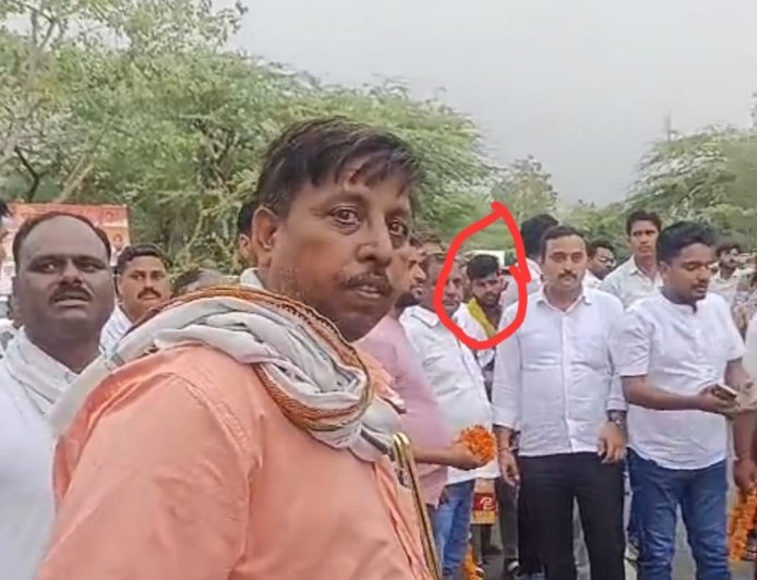 हाथरस में सीएमओ का सासनी सीएचसी पर औचक छापा: गैरहाजिर मिले कर्मचारियों के वेतन पर रोक, व्यवस्था सुधारने के सख्त निर्देश