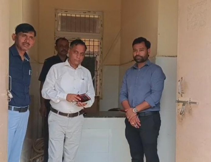 हाथरस में सीएमओ का सासनी सीएचसी पर औचक छापा: गैरहाजिर मिले कर्मचारियों के वेतन पर रोक, व्यवस्था सुधारने के सख्त निर्देश