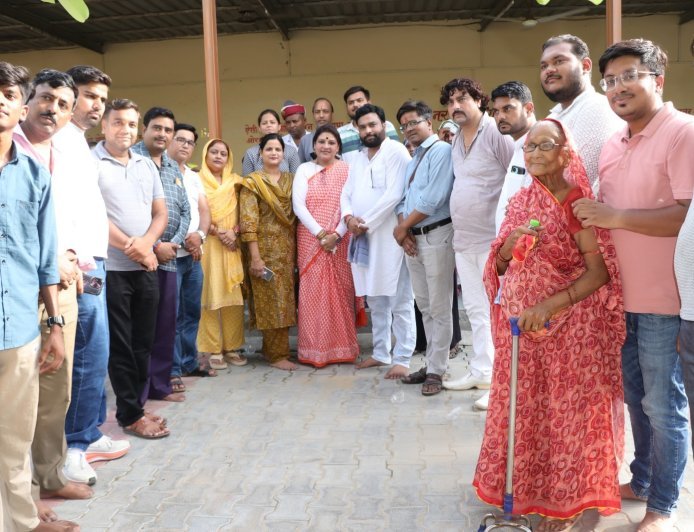 हाथरस में वृद्धाश्रम पहुंचीं पालिकाध्यक्ष श्वेता चौधरी: बुजुर्गों के साथ गाया हरिनाम संकीर्तन, सेवा और सम्मान का दिया संदेश