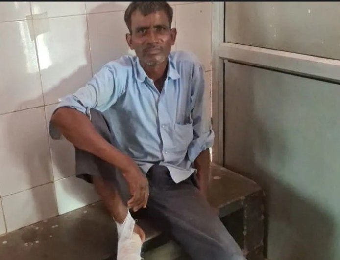 हरदोई में गंगा एक्सप्रेसवे पर बड़ा सड़क हादसा: तेज रफ्तार पिकअप ने बाइक को मारी टक्कर, युवक गंभीर रूप से घायल