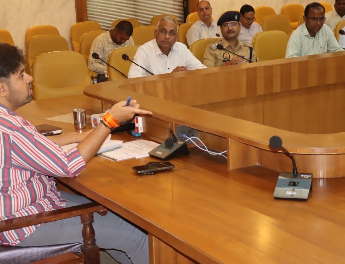 जिला सड़क सुरक्षा समिति की बैठक में डीएम अनुनय झा सख्त, ब्लैक स्पॉट सुधार और हाईवे पर ई-रिक्शा संचालन रोकने के निर्देश