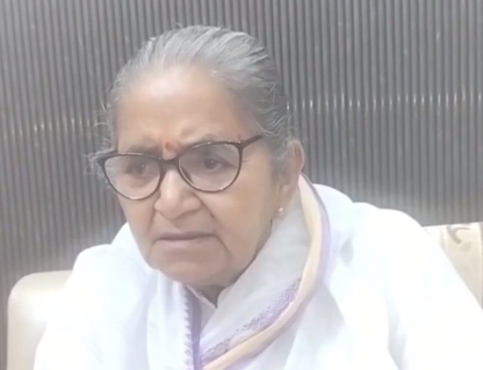 Sambhal: 54 लाख के कथित गबन में घिरे रिटायर्ड DIOS पर गिरी गाज, शिक्षा मंत्री के आदेश से DPMU पद से हटेंगे श्यामा कुमार