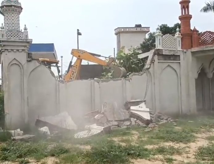 कब्रिस्तान की ज़मीन पर बनी ईदगाह पर चला प्रशासन का एक्शन, ग्रामीणों ने जताया विरोध; तहसीलदार बोले- मूल स्वरूप होगा बहाल
