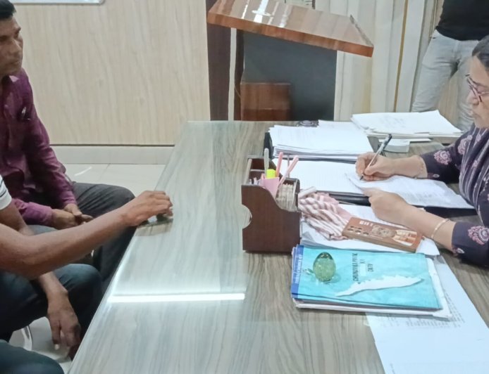 सिंचाई की नहर खुलवाने की मांग को लेकर ग्रामीणों ने एसडीएम को सौंपा ज्ञापन