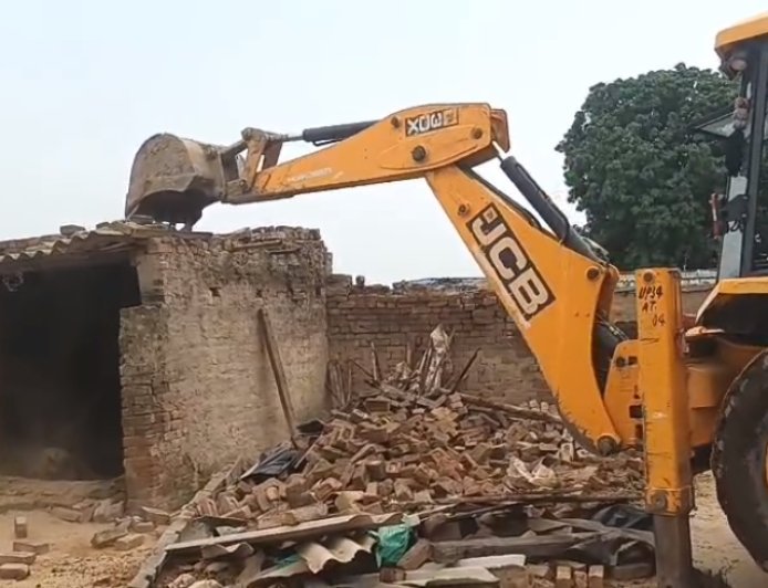 हाईकोर्ट के आदेश पर चला प्रशासन का बुलडोजर, चार साल पुराने कब्जे पर कार्रवाई; जमीन खाली कराकर दिलाया कब्जा