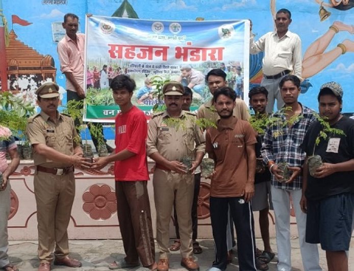 Pilibhit: सहजन पौधे को वन एवं वन्य जीव प्रभाग ने किया भंडारा