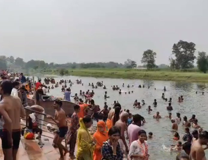 आषाढ़ माह की भोमवती अमावस्या के पावन अवसर पर नैमिषारण्य के तीर्थो पर भारी उमस ओर गर्मी के बीच दिखा आस्था का सैलाब 