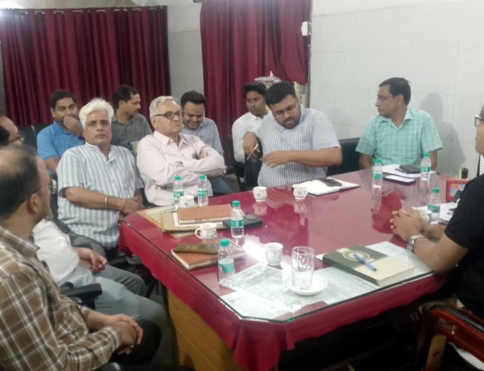 हाथरस में बिजली बिल और कटौती को लेकर व्यापारियों का हंगामा: विद्युत अधिकारियों ने दिया जल्द समाधान का भरोसा