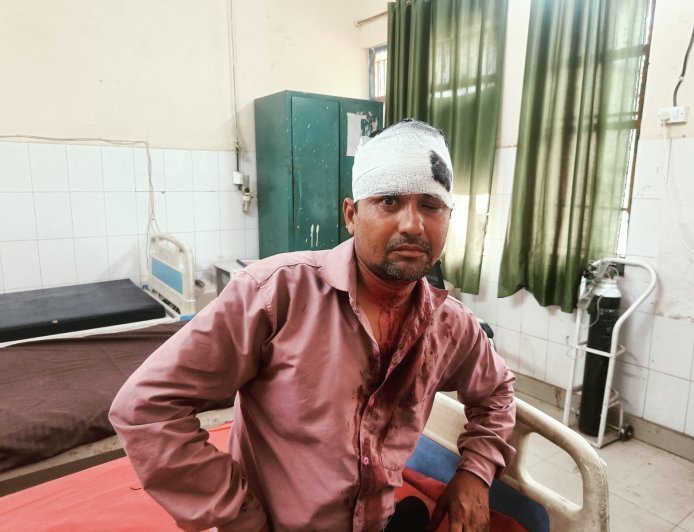 हाथरस में बाइक सवार युवक पर धारदार हथियार से हमला: लहूलुहान कर सड़क पर फेंका, हालत गंभीर होने पर जिला अस्पताल रेफर