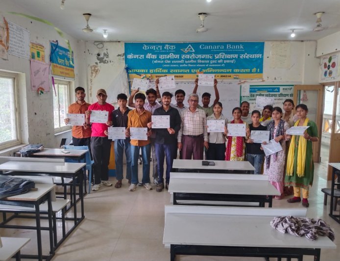 हाथरस में आरसेटी का सहायक बुक कीपर प्रशिक्षण संपन्न: युवाओं को मिले प्रमाण-पत्र, स्वरोजगार से बनेंगे आत्मनिर्भर