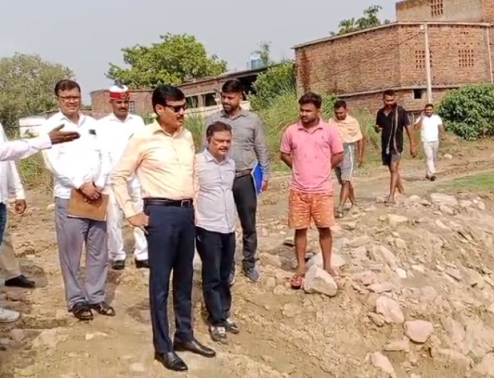 Ballia: दुबे छपरा में बाढ़ ठोकर निर्माण का डीएम ने किया निरीक्षण, 24 जुलाई तक कार्य पूरा करने के निर्देश