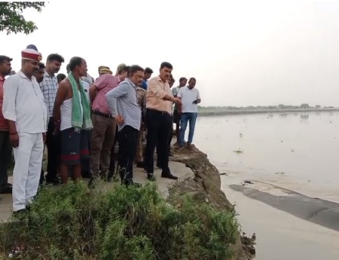 Ballia: कटान प्रभावित गोपाल नगर टांडी पहुंचे डीएम, अधिकारियों को दिए तत्काल कार्रवाई के निर्देश