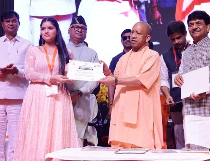 विश्व युवा कौशल दिवस पर सीएम योगी का युवाओं को बड़ा संदेश, 11 युवा आइकॉन सम्मानित, कौशल प्रदर्शनी का किया उद्घाटन