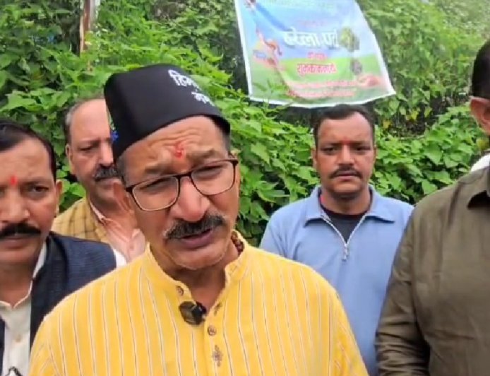 हरेला पर हरियाली का संकल्प माल रोड पर लगे छायादार और फूलदार पौधे, हर पौधे का बना ‘संरक्षक’