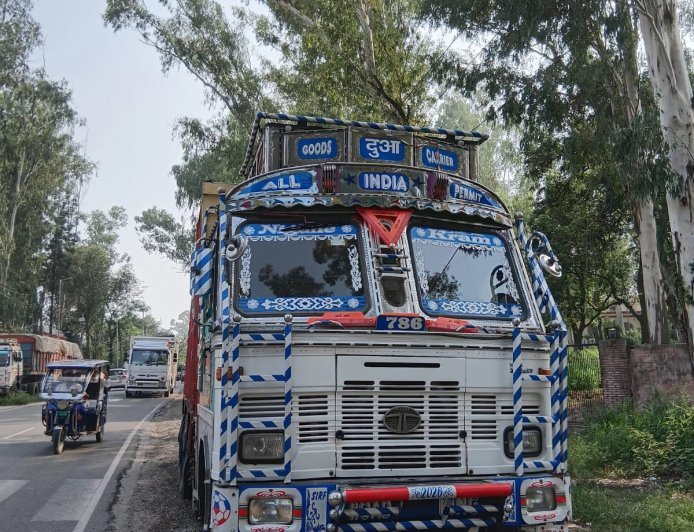 सहारनपुर में खनन माफिया पर पुलिस का शिकंजा: ओवरलोड सामग्री से भरे 3 बड़े डम्पर सीज, विभाग को भेजी रिपोर्ट