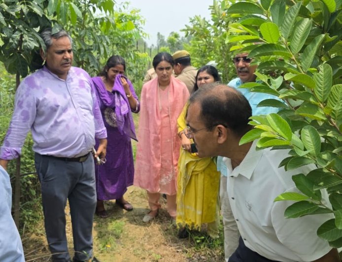 सीतापुर में बोले अपर मुख्य सचिव बीएल मीना: किसानों को आधुनिक तकनीक से जोड़ें, सरकारी योजनाओं का करें व्यापक प्रचार