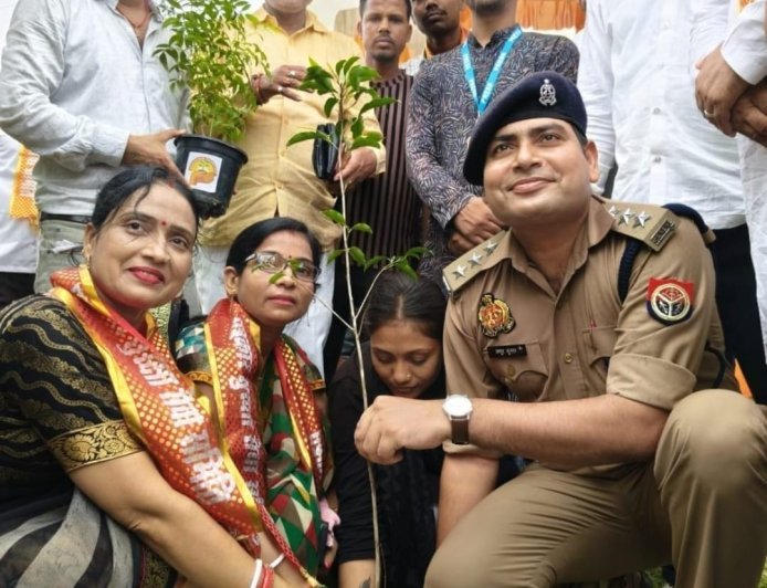 सीतापुर में 'एक पेड़ मां के नाम' अभियान की धूम: सीओ सिटी कपूर कुमार ने किया पौधारोपण, पर्यावरण बचाने की अपील