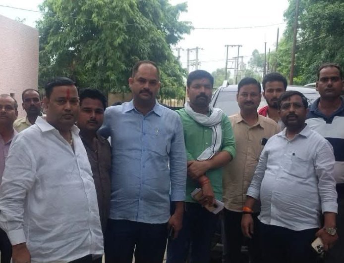 सीतापुर के मिश्रिख पावर हाउस पर फूटा जनता का गुस्सा: सांसद प्रतिनिधि के नेतृत्व में घेराव, अवैध वसूली और फर्जी रिपोर्ट का आरोप