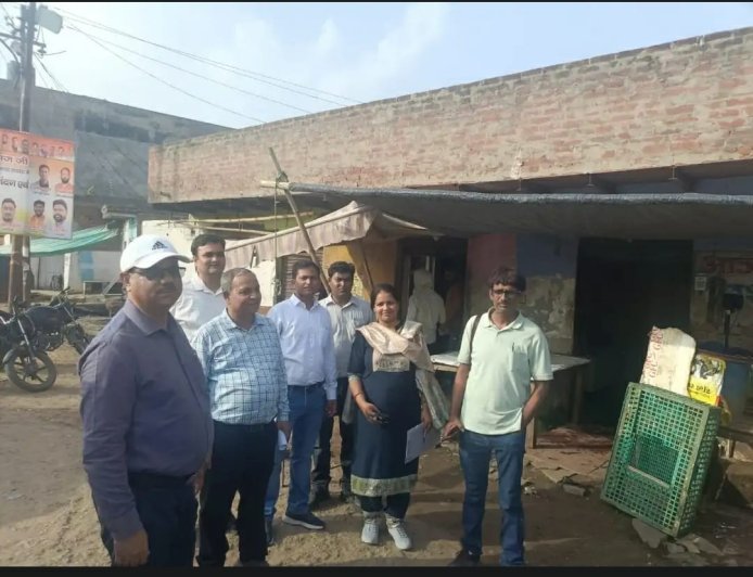 हाथरस में खाद्य सुरक्षा विभाग की बड़ी कार्रवाई: कई दुकानों पर छापेमारी, जांच के लिए पनीर और दूध समेत 18 सैंपल लिए