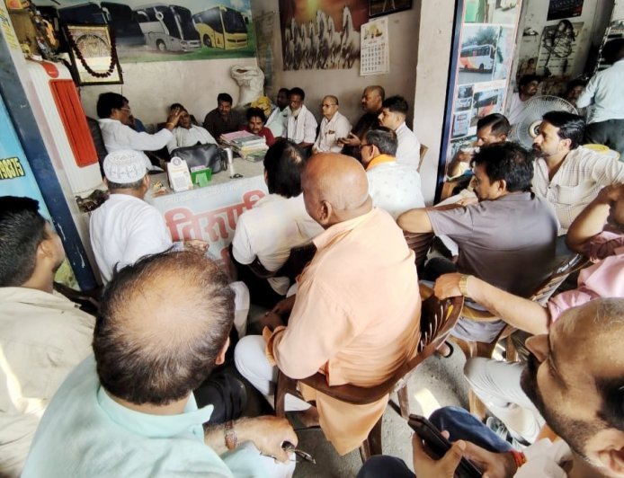 हरदोई में 'प्राइवेट बस मालिक एकता मंच' का गठन, नाहर सिंह सर्वसम्मति से चुने गए अध्यक्ष, उठाई जाएगी ट्रांसपोर्टरों की आवाज