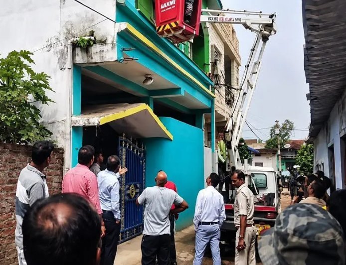 NIA Raid in Lohardaga: लोहरदगा में दरवाजा नहीं खुला तो क्रेन लेकर आरोपित के घर घुसी NIA, घंटों चली छापेमारी