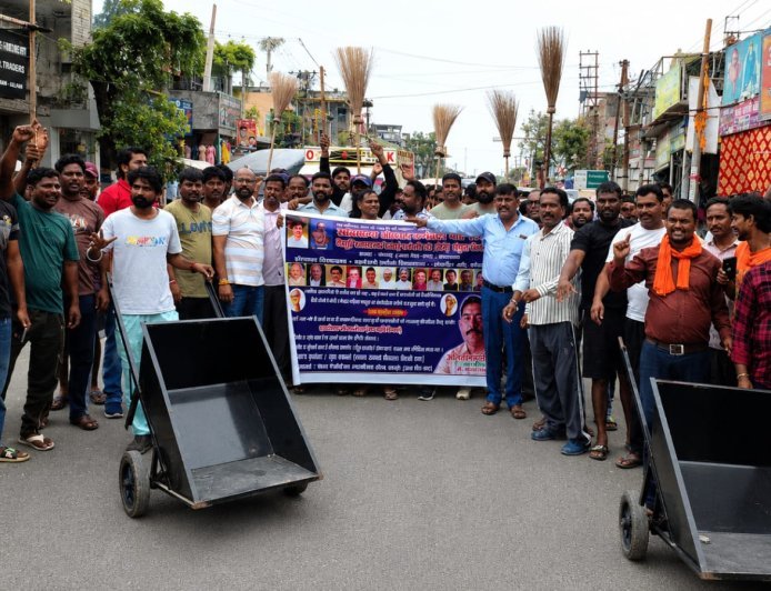 Bazpur: सफाई कर्मियों का झाड़ू संग प्रदर्शन, सीताराम तिवारी की भूख हड़ताल आठवें दिन भी जारी