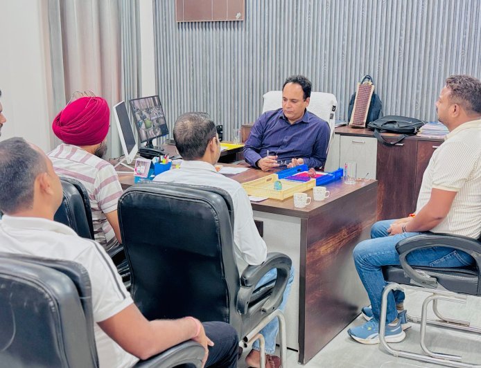 Bazpur: विद्युत व्यवस्था में सुधार एवं अघोषित कटौती रोकने की मांग अधिशासी अभियंता से मिले भाजपा नेता राजेश कुमार