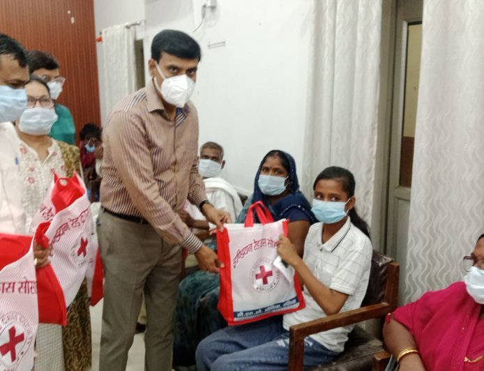 Ballia TB Mukt Abhiyan: बलिया में जिलाधिकारी ने टीबी मरीजों को बांटी पोषण पोटली, क्षय उन्मूलन में जिला यूपी में पांचवें स्थान पर