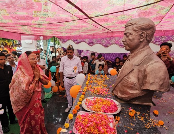 Hardoi News: 1965 भारत-पाक युद्ध के शहीद धर्मपाल सिंह की प्रतिमा का अनावरण, जिला पंचायत अध्यक्ष ने दी श्रद्धांजलि