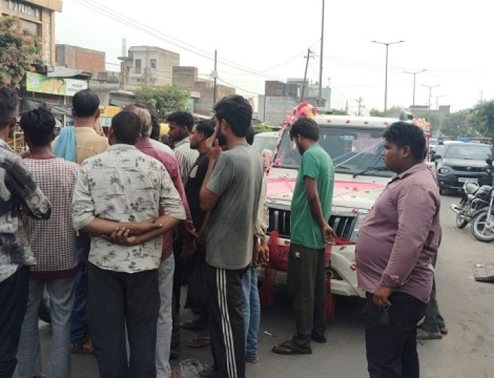 Hathras: बोलेरो ने वेगनर में मारी टक्कर दोनों गाड़ी क्षतिग्रस्त