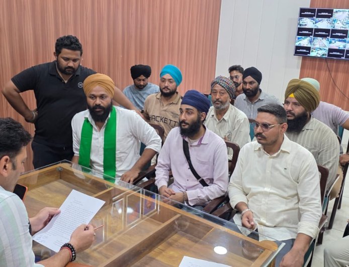 Bazpur: पगड़ी की बैअदबी एवं मारपीट को लेकर कोतवाल को दी तहरीर मुकदमा दर्ज करने की मांग 