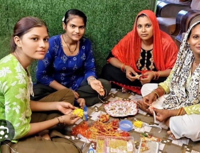 यूपी की महिलाओं की हस्तनिर्मित राखियां बनीं पहली पसंद, बाजार से लेकर ऑनलाइन तक बढ़ी मांग