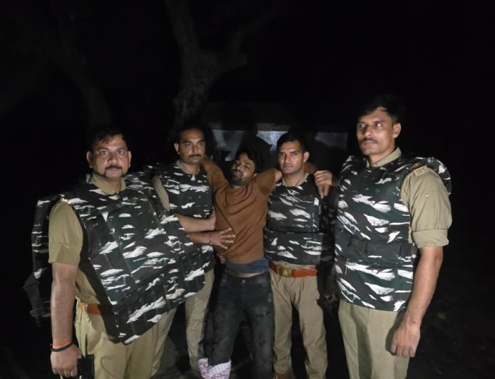 Ballia Police Encounter: बलिया में पुलिस और अंतरराज्यीय वाहन चोरों के बीच मुठभेड़, एक बदमाश के पैर में लगी गोली, 5 गिरफ्तार