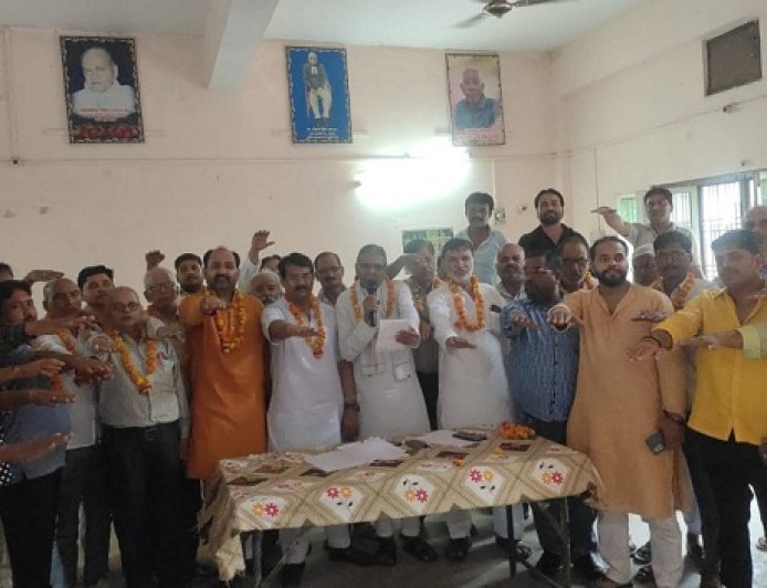 Hardoi Private Bus Unity Forum: प्राइवेट बस मालिक एकता मंच की कार्यकारिणी का गठन, बस संचालकों की समस्याओं के समाधान का दिलाया भरोसा