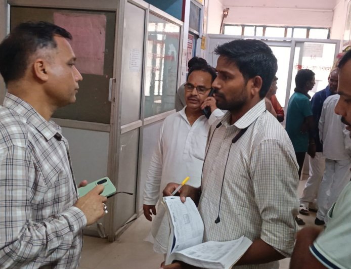 Hathras: सीएमओ ने चार स्वास्थ्य केंद्रों का किया औचक निरीक्षण, व्यवस्थाओं का लिया जायजा