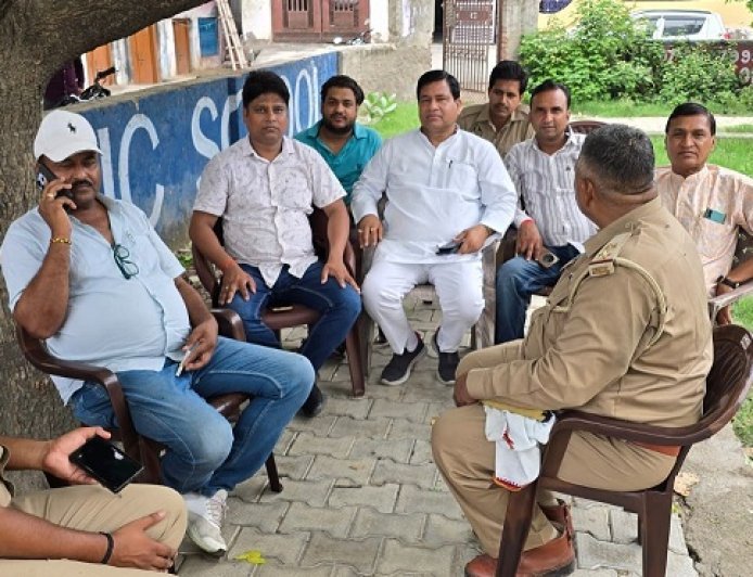 Hathras: बूलगढी प्रकरण को लेकर राष्ट्रीय राजपूत करणी सेना के प्रदेश महासचिव को पुलिस ने किया हाउस अरेस्ट