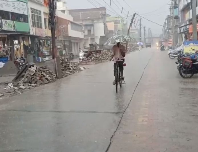 सम्भल में बदला मौसम का मिजाज, काले बादलों ने दिन को बनाया रात जैसा, झमाझम बारिश से गर्मी हुई गायब