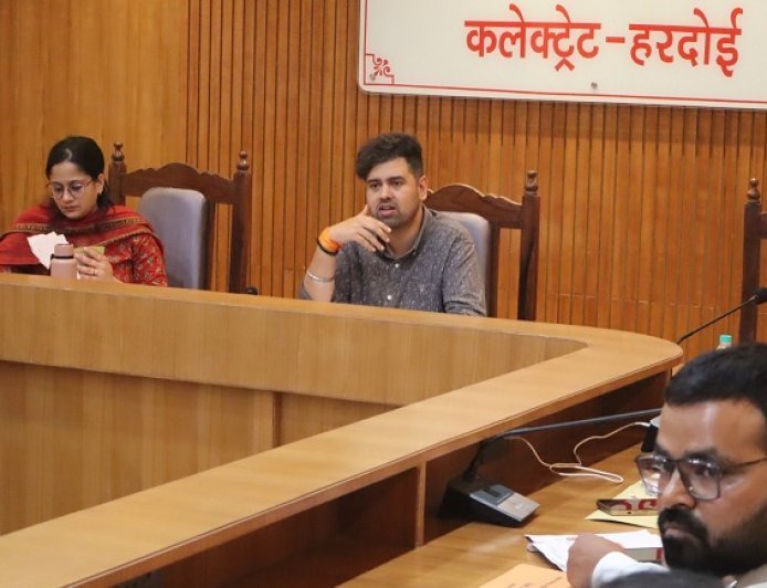 Hardoi: मुख्यमंत्री युवा उद्यमी विकास योजना की समीक्षा, डीएम अनुनय झा ने समयबद्ध ऋण स्वीकृति के दिए निर्देश