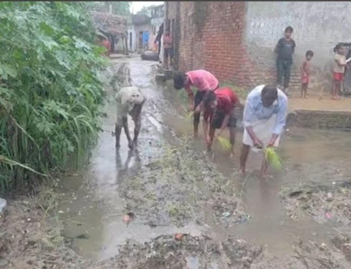 Sitapur News: बदहाल सड़क और जलभराव से परेशान ग्रामीणों का अनोखा प्रदर्शन, रास्ते में धान रोपकर जताया विरोध