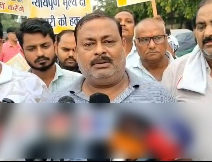 Sitapur News: सीतापुर में लखनऊ जा रहे कृषि व्यापारियों का पैदल मार्च रोका, लालबाग चौराहे पर प्रशासन से तीखी नोकझोंक