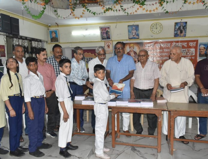 Deoband Social Work: देवबंद में मानव कल्याण मंच ने गरीब बच्चों को बांटी मुफ्त कॉपियां, भरी स्कूल की फीस
